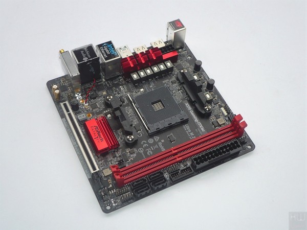 030-asrock-x370-fatal1ty-itx-gaming-foto-scheda-varie