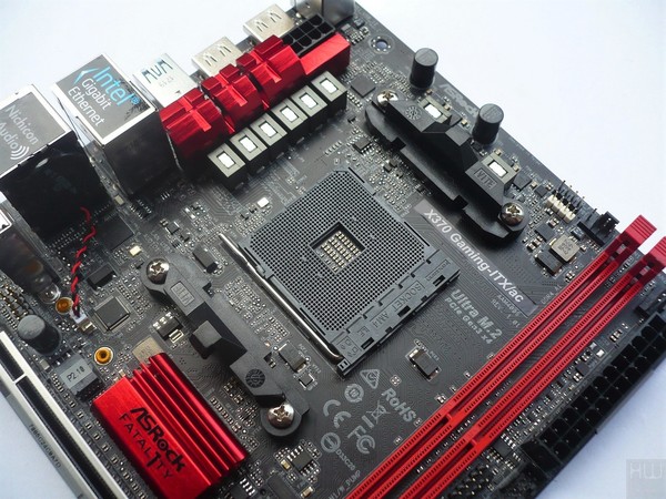 034-asrock-x370-fatal1ty-itx-gaming-foto-scheda-zona-socket