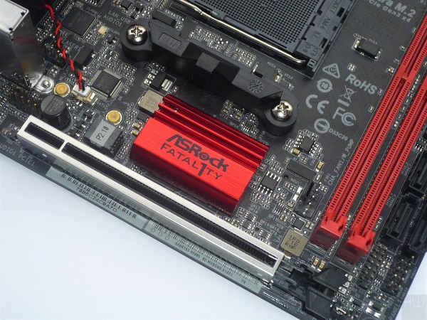 050-asrock-x370-fatal1ty-itx-gaming-foto-scheda-particolare-dissipatore-chipset