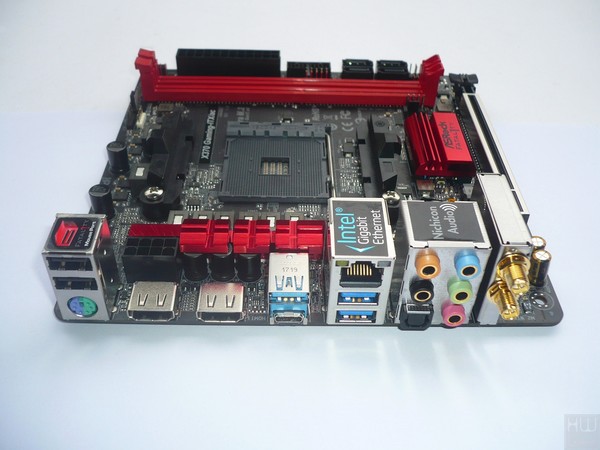 051-asrock-x370-fatal1ty-itx-gaming-foto-scheda-particolare-pannello-IO