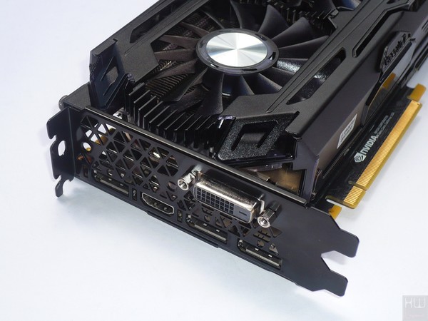 072-inno3d-gtx1070-ti-ichill-foto-scheda-uscite-video