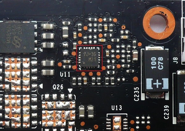 091-inno3d-gtx1070-ti-ichill-foto-scheda-circuiteria-controller-mem