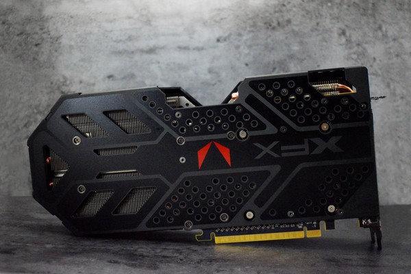 XFX_RX_Vega_64_custom_-_1