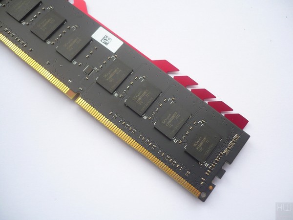 020-adata-xpg-gammix-d10-foto-moduli-dissipatore-smontato-ics-hynix-MFR