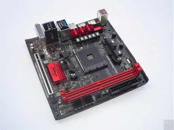 024-asrock-b350-fatal1ty-itx-gaming-foto-confezione-interno-particolare-protezione-scheda
