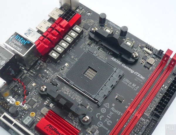 034-asrock-x370-fatal1ty-itx-gaming-foto-scheda-zona-socket