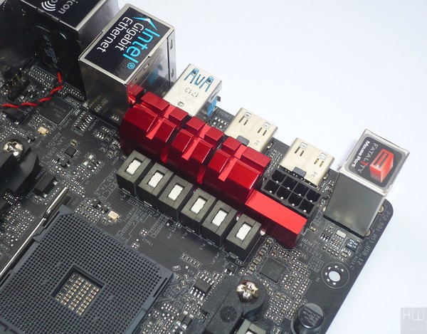 039-asrock-b350-fatal1ty-itx-gaming-foto-scheda-particolare-circuiteria-dissipatore-connettore-8pin