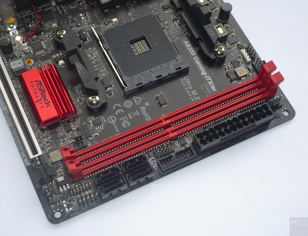 040-asrock-b350-fatal1ty-itx-gaming-foto-scheda-slot-ddr4-porte-sata