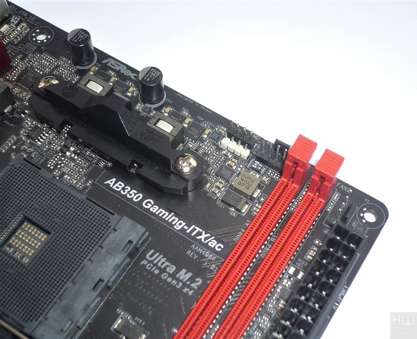 041-asrock-b350-fatal1ty-itx-gaming-foto-scheda-slot-ddr4-particolare-circuiteria-moduli