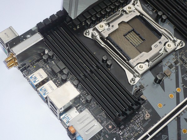 043-asrock-x299-killer-sli-foto-scheda-slot-ddr4-sinistra