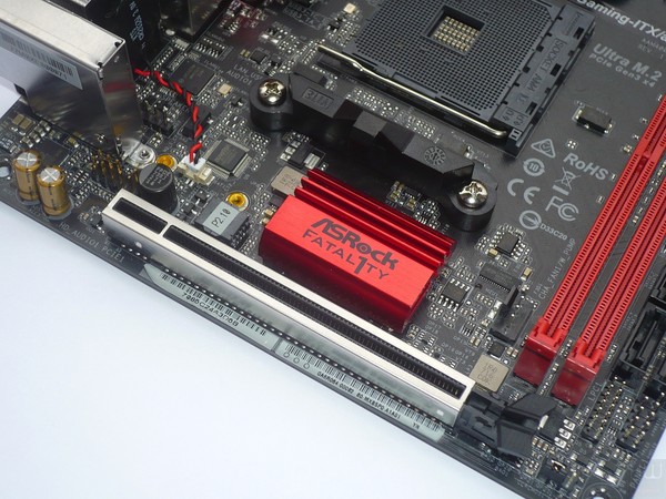 050-asrock-b350-fatal1ty-itx-gaming-foto-scheda-particolare-dissipatore-chipset