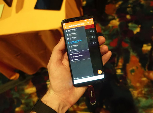 CES_2018_SanDisk_flash-drive_1TB_di_dati_-_1