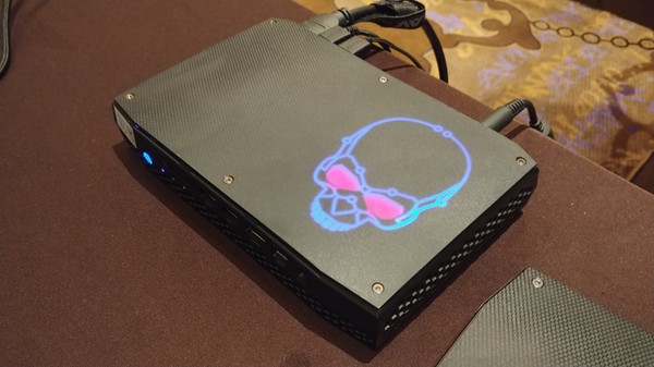 Intel_NUC_Hades_Canyon_CES_2018