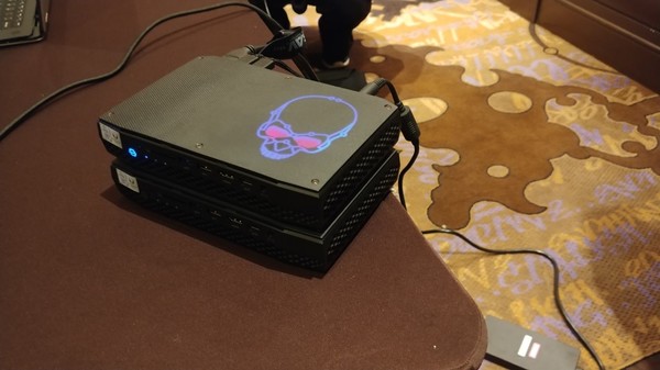 Intel_NUC_Hades_Canyon_CES_2018_-_2