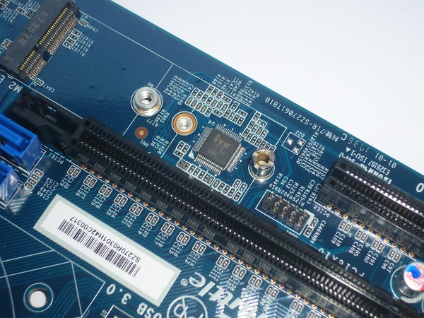 073-shuttle-sz270r9-analisi-scheda-madre-foto-chip-hwmonitoring