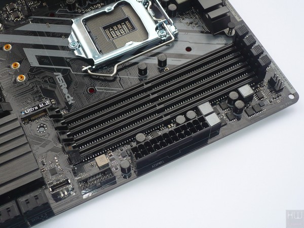 044-asrock-z370-killer-sli-foto-scheda-slot-ddr4