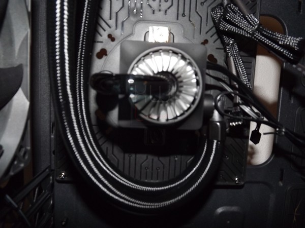 DeepCool_Gamer_Storm_Baronkase_LIQUID_-_Uno_sguardo_allinterno_-_10