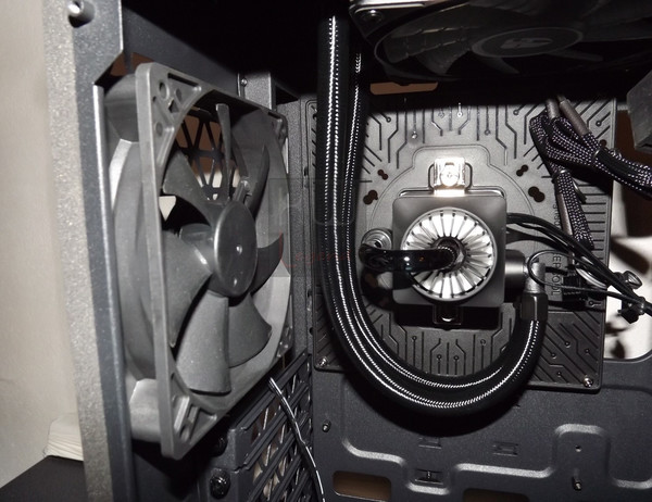 DeepCool_Gamer_Storm_Baronkase_LIQUID_-_Uno_sguardo_allinterno_-_4a