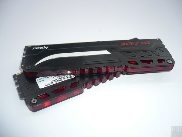 027-apacer-blade-fire-ddr4-foto-moduli-varie-particolare-barra-superiore-LED