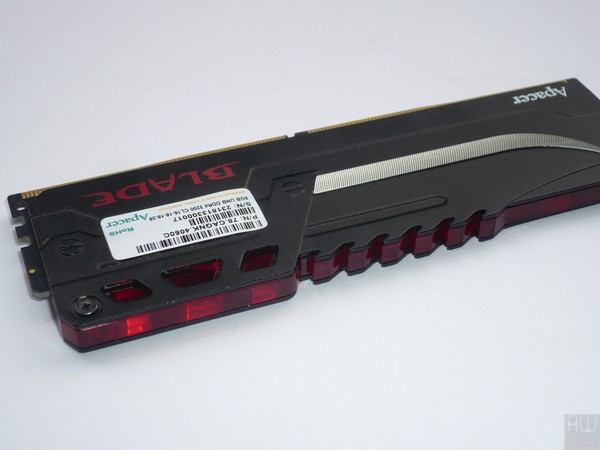 028-apacer-blade-fire-ddr4-foto-moduli-varie-particolare-barra-superiore-LED