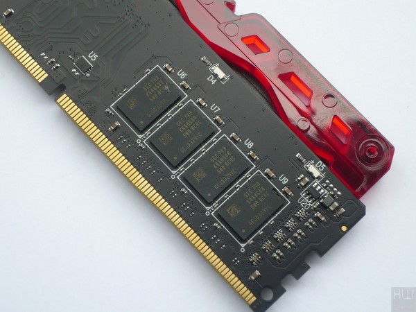 033-apacer-blade-fire-ddr4-foto-moduli-particolare-modulo-smontato-ics-samsung