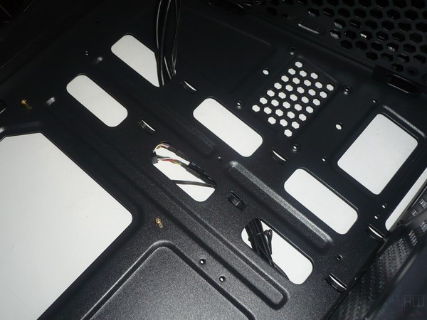 039-cortek-draco-foto-case-interno-particolare-fori-passaggio-cavi