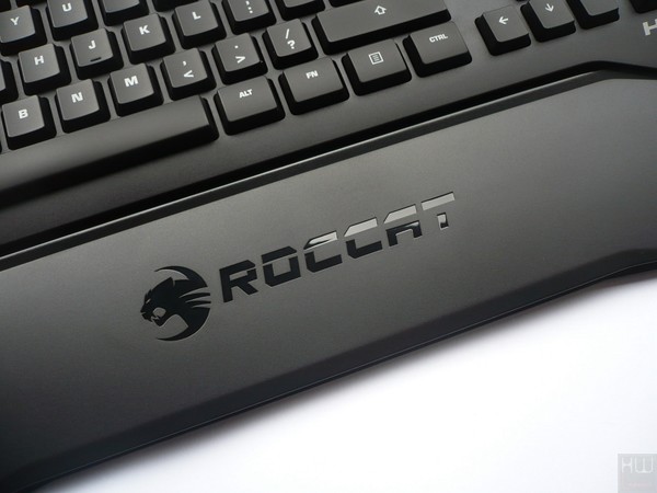 042-roccat-horde-aimo-foto-tastiera-poggiapolsi-marchio-aziendale