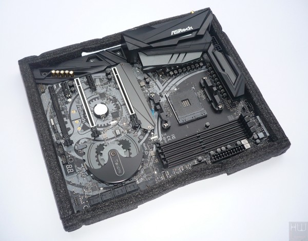 023-asrock-x470-taichi-foto-confezione-interno-particolare-protezione-scheda2