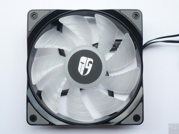 031-deepcool-castle-240-rgb-aio-foto-ventola-gamerstorm-rgb-fronte