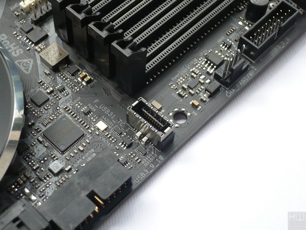 043-asrock-x470-taichi-foto-scheda-slot-ddr4-particolare-connettore-typec-verticale