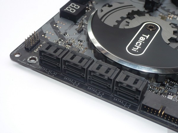047-asrock-x470-taichi-foto-scheda-porte-sata