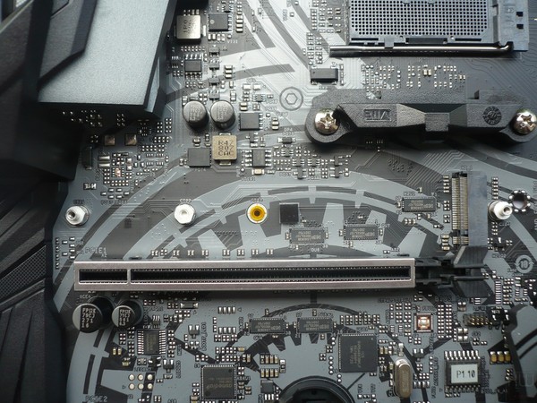 051-asrock-x470-taichi-foto-scheda-connettore-ultram2-heasink-rimosso