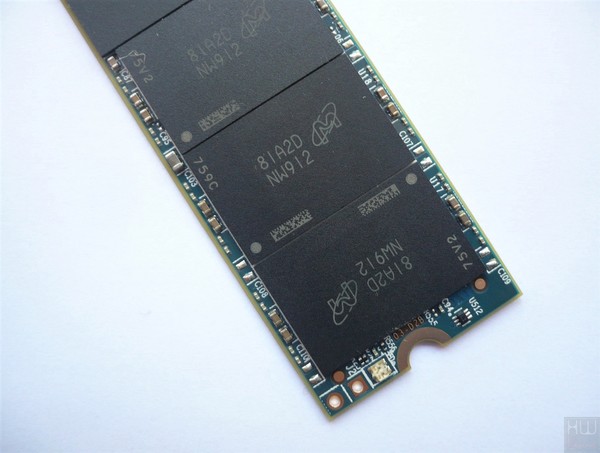 023-crucial-mx500-m2-ssd-foto-pcb-nand