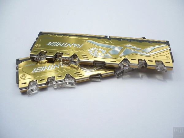 027-apacer-panther-rage-rgb-ddr4-foto-moduli-varie-barra-superiore