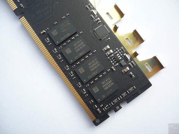 039-apacer-panther-rage-rgb-ddr4-foto-moduli-smontaggio-ics-samsung
