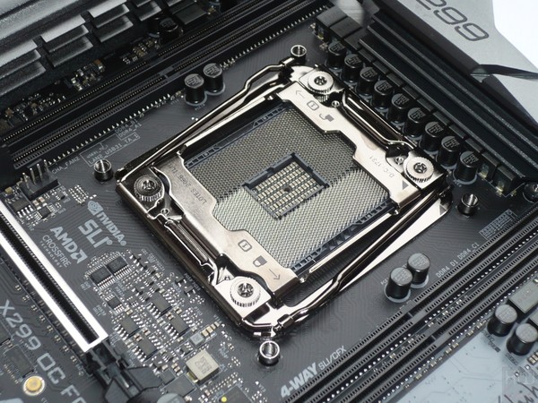 037-asrock-x299-oc-formula-foto-scheda-zona-socket-meccanismo-ritenzione-cpu