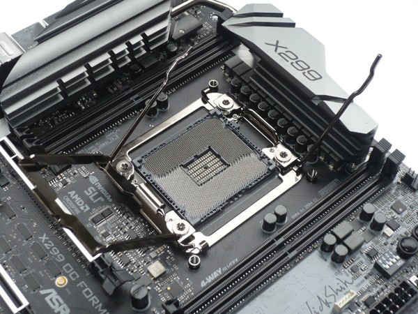 038-asrock-x299-oc-formula-foto-scheda-zona-socket-meccanismo-ritenzione-cpu