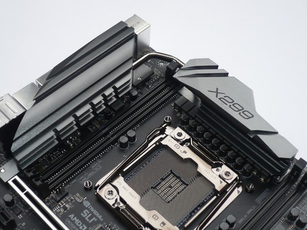 040-asrock-x299-oc-formula-foto-scheda-zona-socket-dettagli-circuiteria-xxl-heatsink