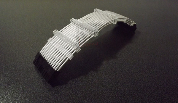 Design_e_Cura_dei_particolari_-_Lian_Li_Strimer_24_pin_-_1