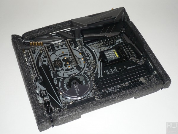 027-asrock-z390-taichi-ultimate-foto-confezione-interno-particolare-protezione-scheda