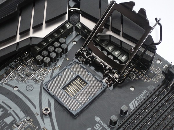 041-asrock-z390-taichi-ultimate-foto-scheda-zona-socket-meccanismo-ritenzione-cpu