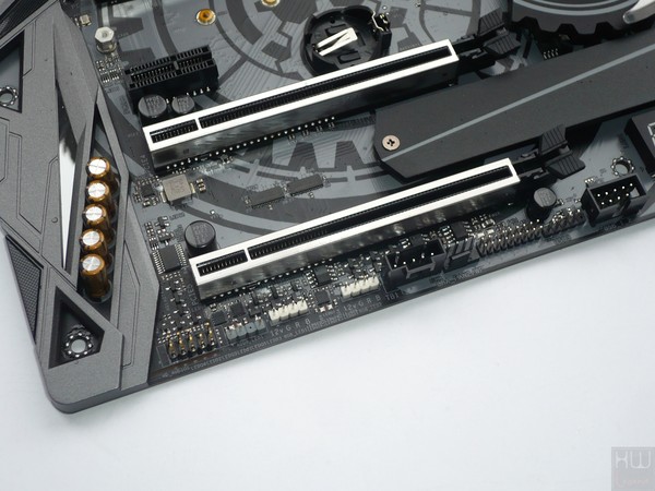 067-asrock-z390-taichi-ultimate-foto-scheda-particolare-connettori-supplementari