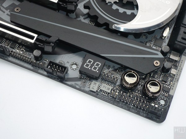 068-asrock-z390-taichi-ultimate-foto-scheda-particolare-connettori-supplementari-debug-display-pulsanti