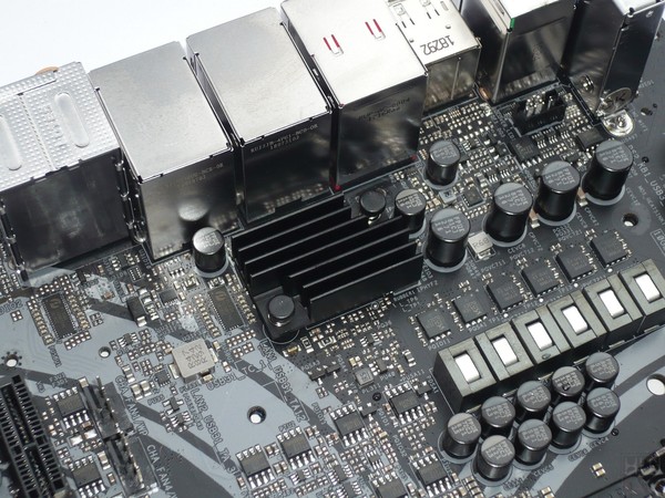 071-asrock-z390-taichi-ultimate-foto-scheda-particolare-controller-rete-10G-aquantia-dissipatore