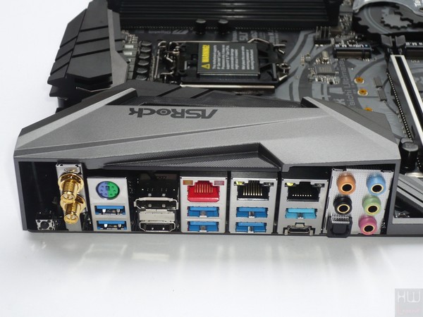 076-asrock-z390-taichi-ultimate-foto-scheda-particolare-pannello-IO