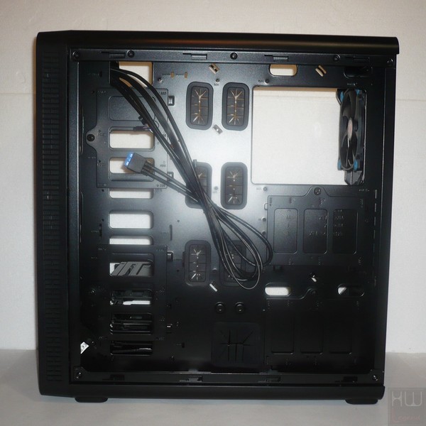 050-thermaltake-view37-riing-edition-foto-case-interno-retro