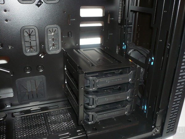 053-thermaltake-view37-riing-edition-foto-case-interno-cestello-unit-disco-anteriore