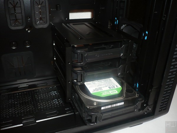 054-thermaltake-view37-riing-edition-foto-case-interno-cestello-unit-disco-anteriore-esempio-installazione