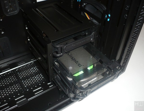 055-thermaltake-view37-riing-edition-foto-case-interno-cestello-unit-disco-anteriore-esempio-installazione