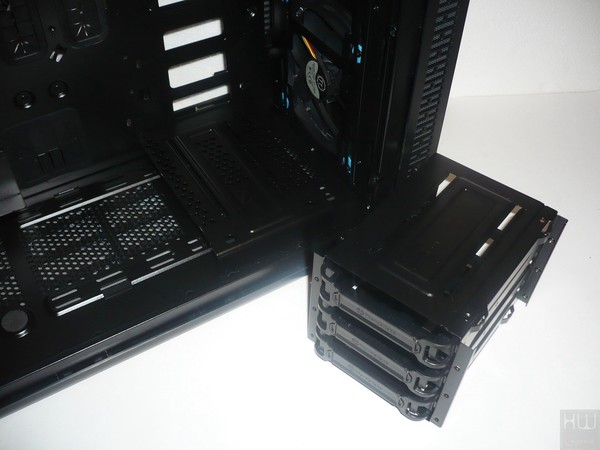 056-thermaltake-view37-riing-edition-foto-case-interno-cestello-unit-disco-anteriore-esempio-rimozione